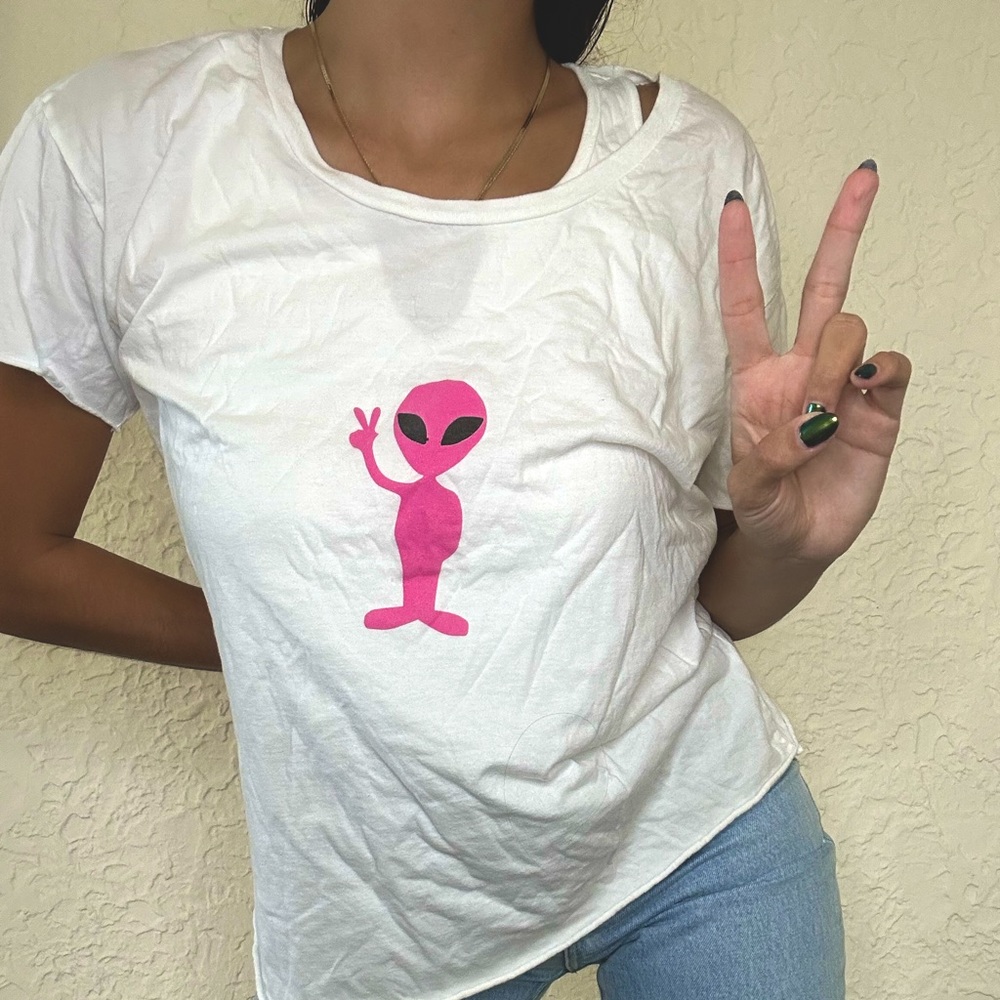White t shirt with Alien